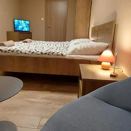 Park 84 Vendeghaz بيت ضيافة